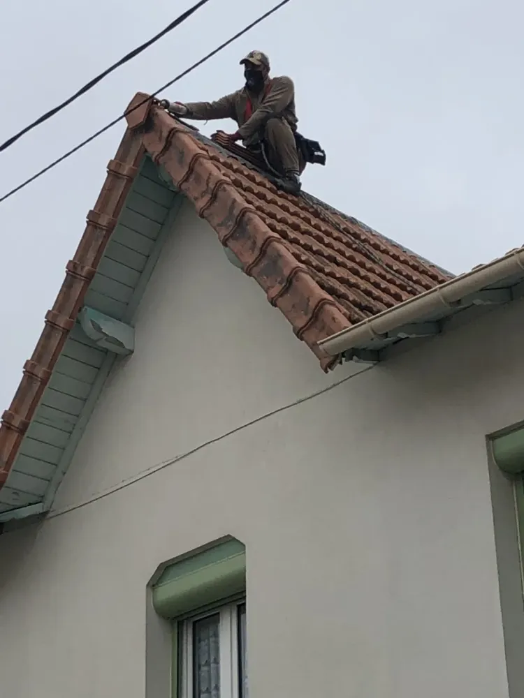 Pose tuile travailleur