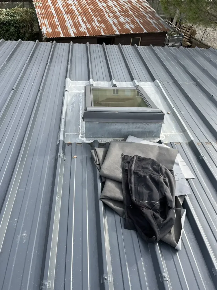 Pose velux toit gris