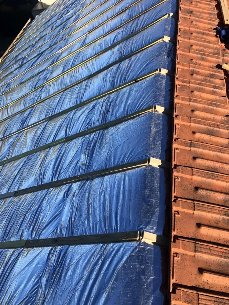 Protection et pose tuile toit